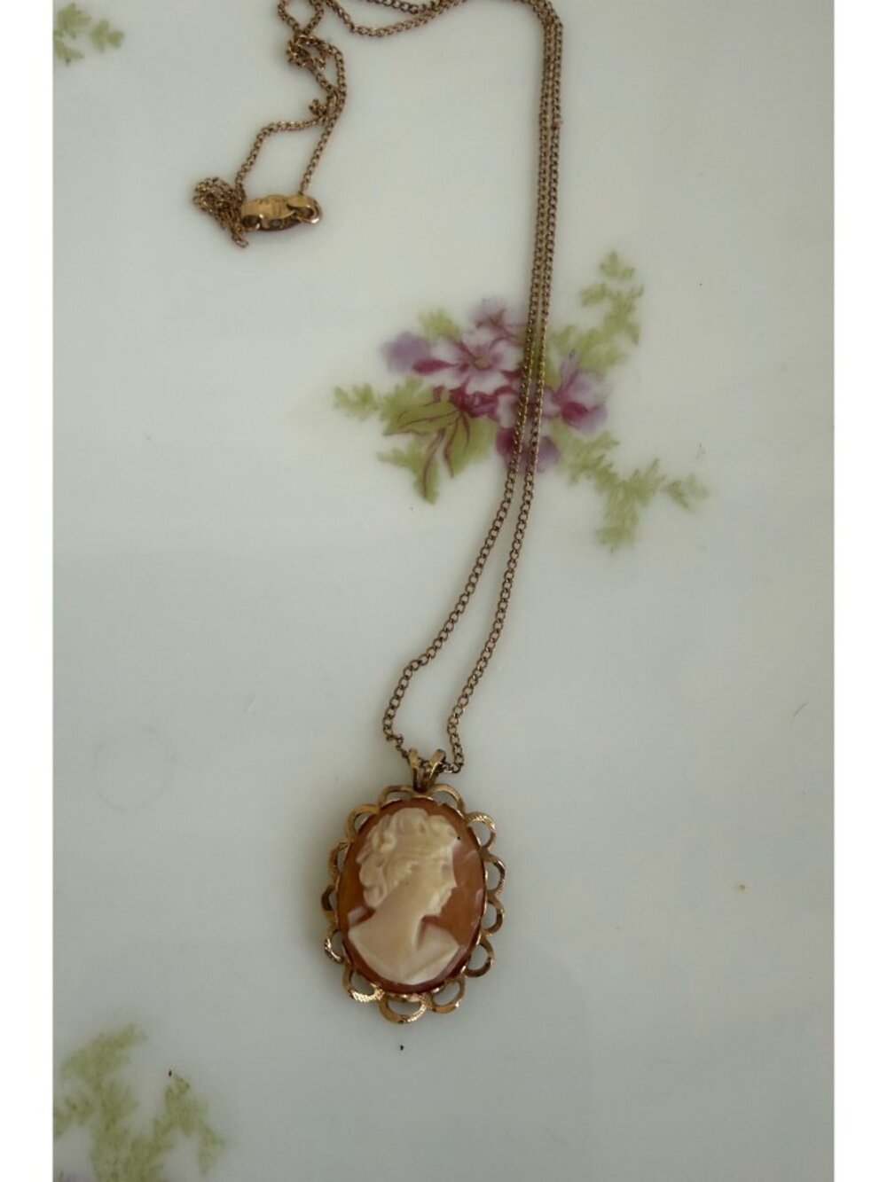 Vintage 50's Danecraft Carved Cameo Shell Necklace Pendant 14K Gold Filled